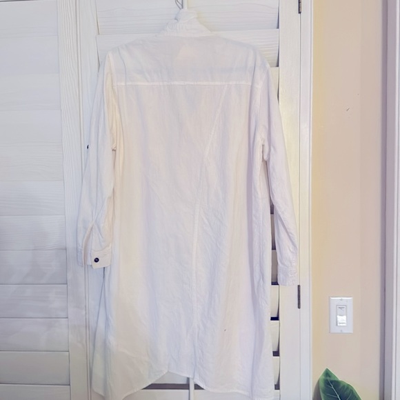 PRICE FIRM 😊White Casual Button Down Shirt with Long Sleeves and Relaxed Fit - Picture 2 of 2